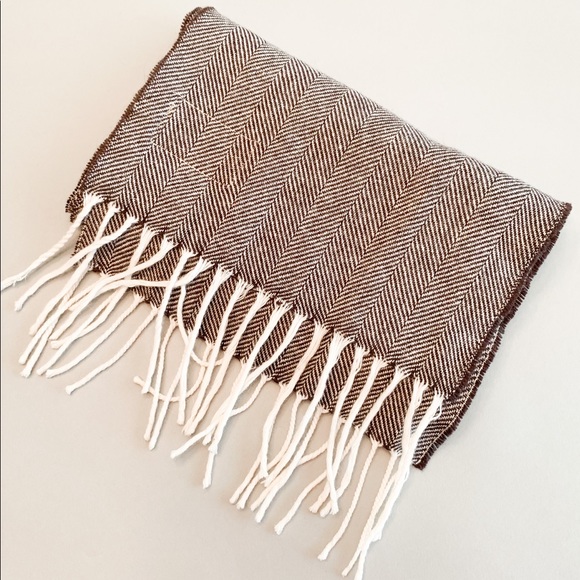 Avoca scarf in herringbone pattern in brown and off white colors. One size. - Picture 2 of 3